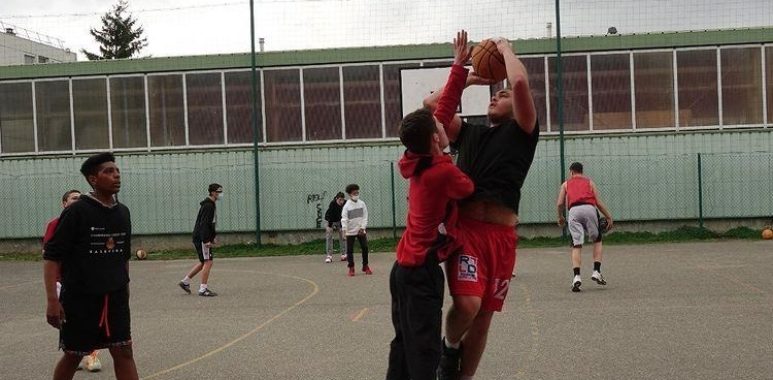 Aaron au tir et Matéo au contre, U15M, BCCL, aux Brosses, Villeurbanne, le 13 mars 2021