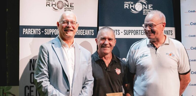 De gauche à droite, Pierre Depetris (président du Comité du Rhône et Métropole de Lyon de basketball – CRMLBB), Alain Jantzen (président du club BCCL Villeurbanne, récipiendaire pour le club de la médaille d’argent du fair play) et Jacques Creuset (premier vice-président du CRMLBB) le 28 juin 2024 à l’AG du CRMLBB.