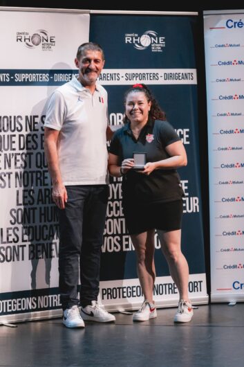 De gauche à droite, Jean-Pierre Siutat (président de la FFBB) et Clémence Hominal (licenciée au BCCL Villeurbanne, lauréate de la médaille de bronze pour service rendu au basket) le 28 juin 2024 à l’AG du Comité du Rhône et Métropole de Lyon de basketball.